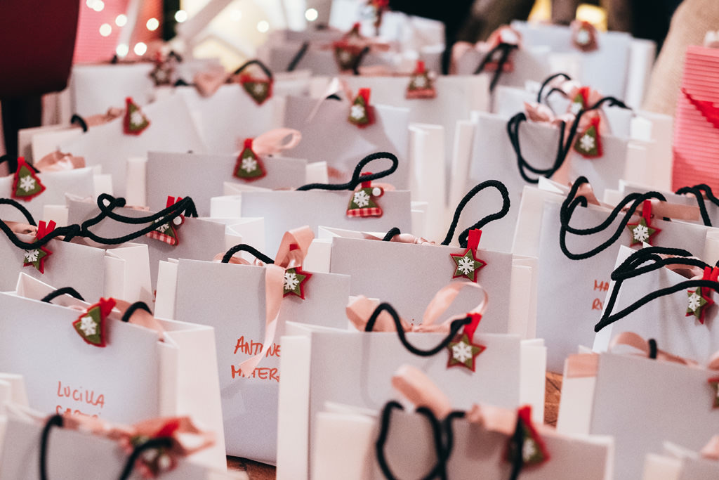 Fotografo Evento Milano Cena Aziendale Filologico Pandora Un dettaglio dei regali per gli invitati all'evento segreto