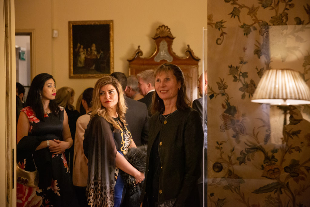 Fotografo Cena Aziendale Milano EUGA Villa Necchi Campiglio Un'invitata attende di partecipare alla cena di