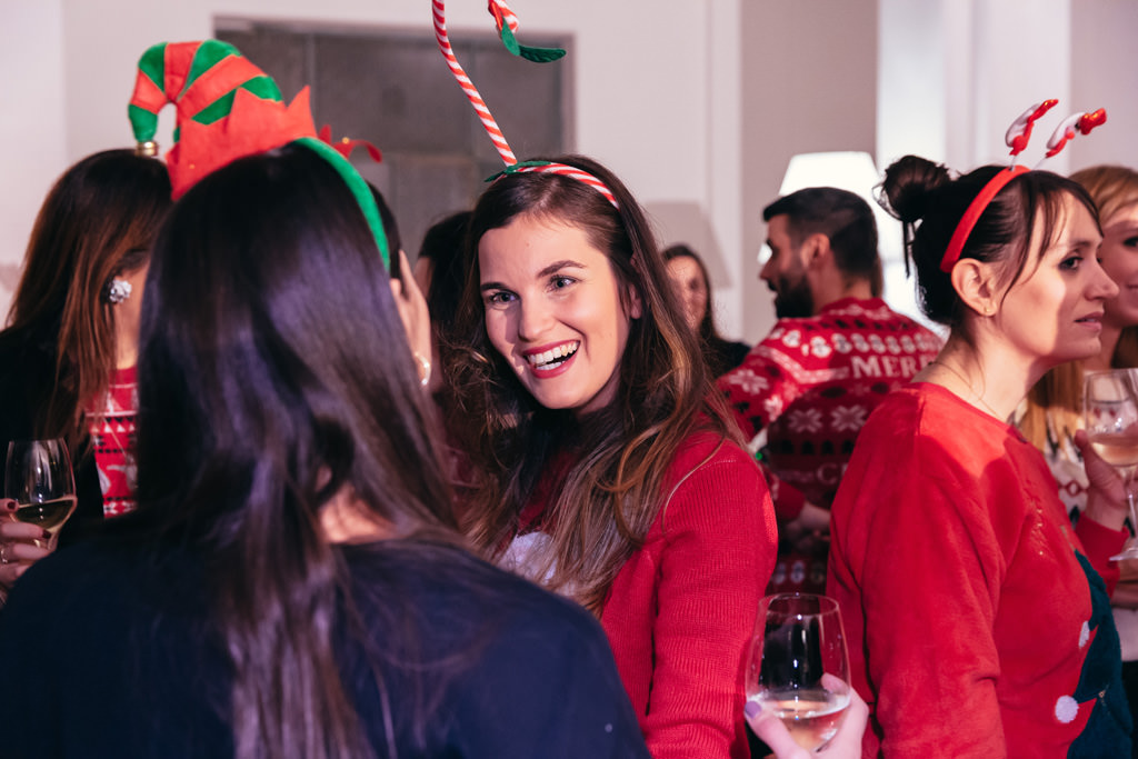 Fotografo Evento Milano Cena Aziendale Filologico Pandora Le invitate s'intrattengono in chiacchiere