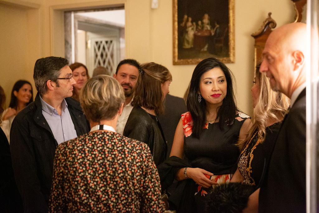 Fotografo Cena Aziendale Milano EUGA Villa Necchi Campiglio Gli invitati s'intrattengono in conversazioni