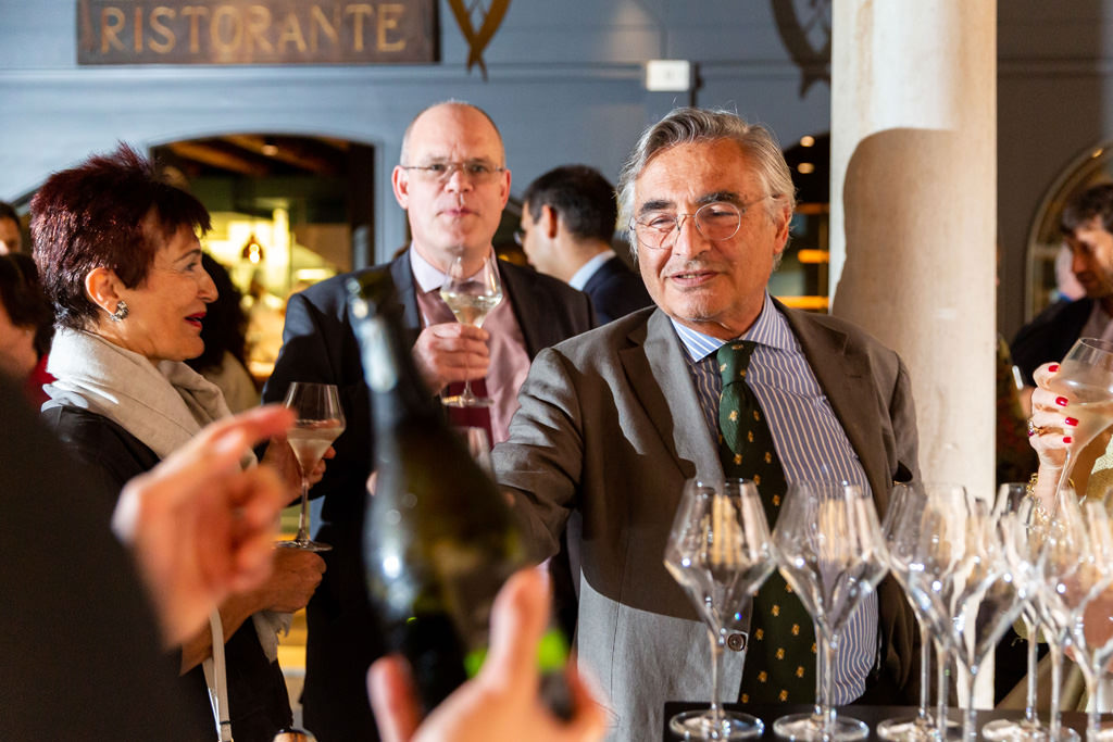 Fotografo Congresso Antitrust Treviso Casa Dei Carraresi L'avvocato Raffaelli brinda in compagnia degli ospiti prima della cena