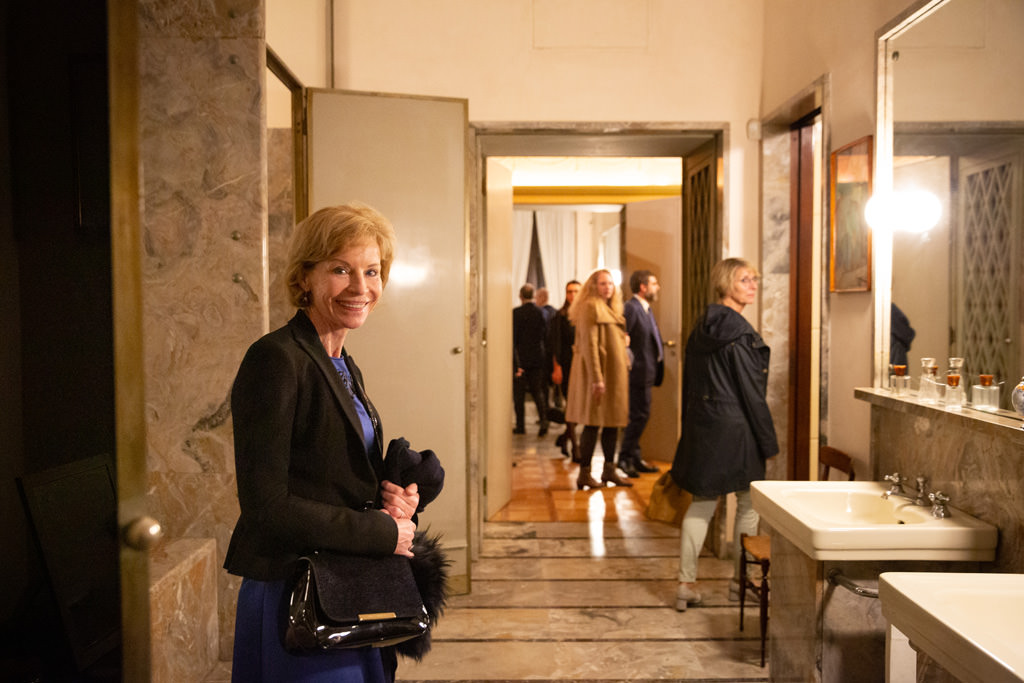 Fotografo Cena Aziendale Milano EUGA Villa Necchi Campiglio Un'invitata alla cena sorride davanti all'obiettivo del fotografo