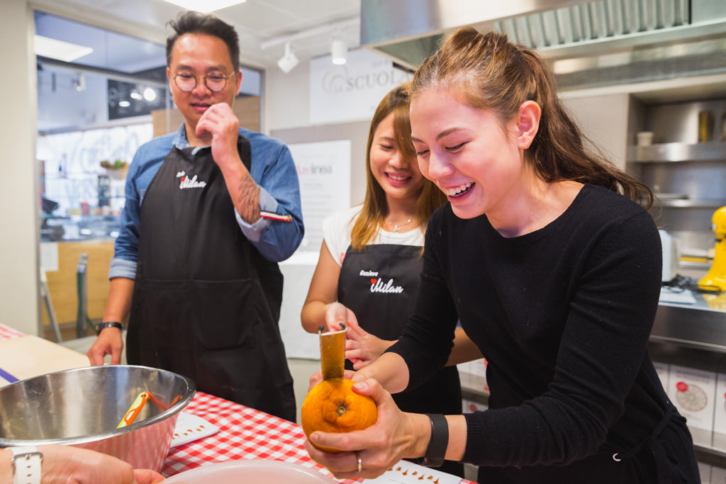 Alcune dipendenti si divertono in cucina durante l'evento di team building organizzato dall'azienda