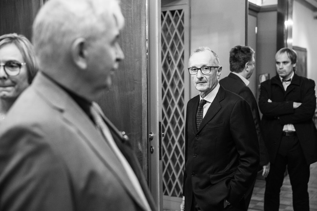 Fotografo Cena Aziendale Milano EUGA Villa Necchi Campiglio Un'invitato ha uno sguardo analitico nei confronti dell'obiettivo del fotografo