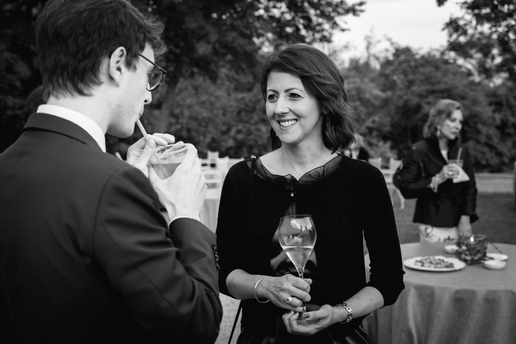 Fotografo Cena di Gala Casa Gobbato Convegno Antitrust Treviso 2 Un'invitata s'intrattiene in compagnia di un ospite