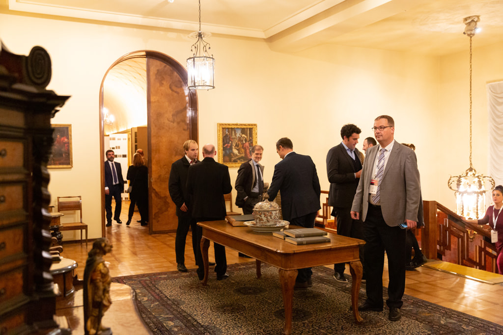 Fotografo Cena Aziendale Milano EUGA Villa Necchi Campiglio I partecipanti s'intrattengono in sala prima di celebrare la cena di Gala dopo il congresso dell'EUGA