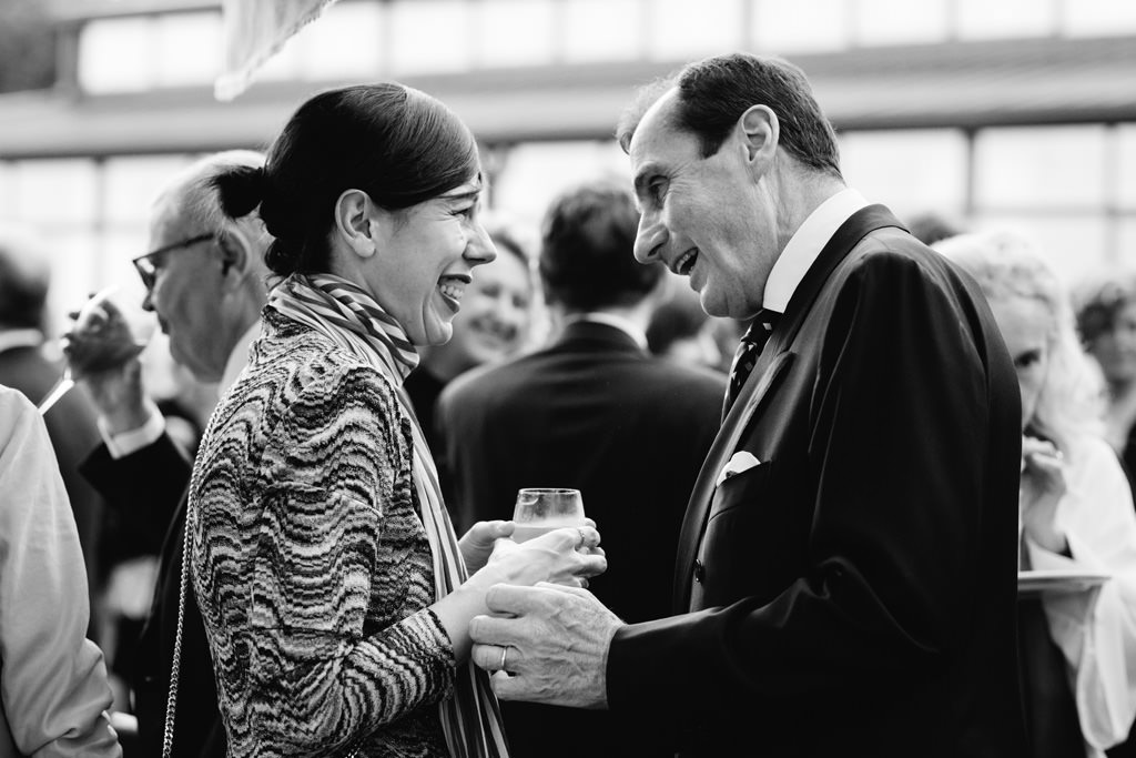 Fotografo Cena di Gala Casa Gobbato Convegno Antitrust Treviso 2 Due invitati conversano durante la cena di Gala
