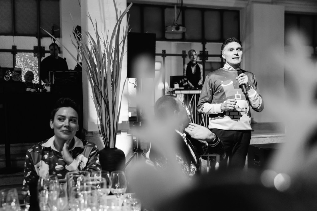 Fotografo Evento Milano Cena Aziendale Filologico Pandora Il discorso di un manager a favore degli invitati all'evento esclusivo organizzata da Pandora