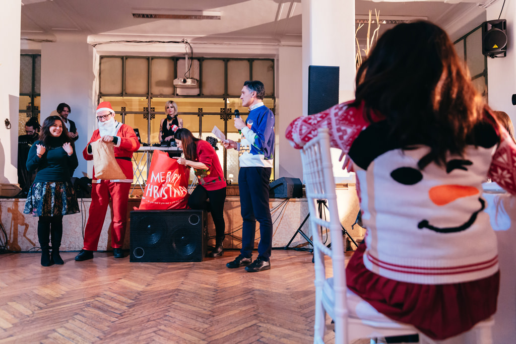 Fotografo Evento Milano Cena Aziendale Filologico Pandora Gli invitati, adornati con simpatici