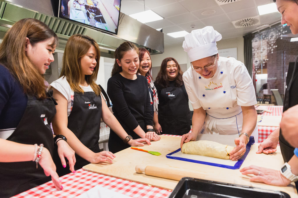 La cuoca è pronta a infornare la torta di mele