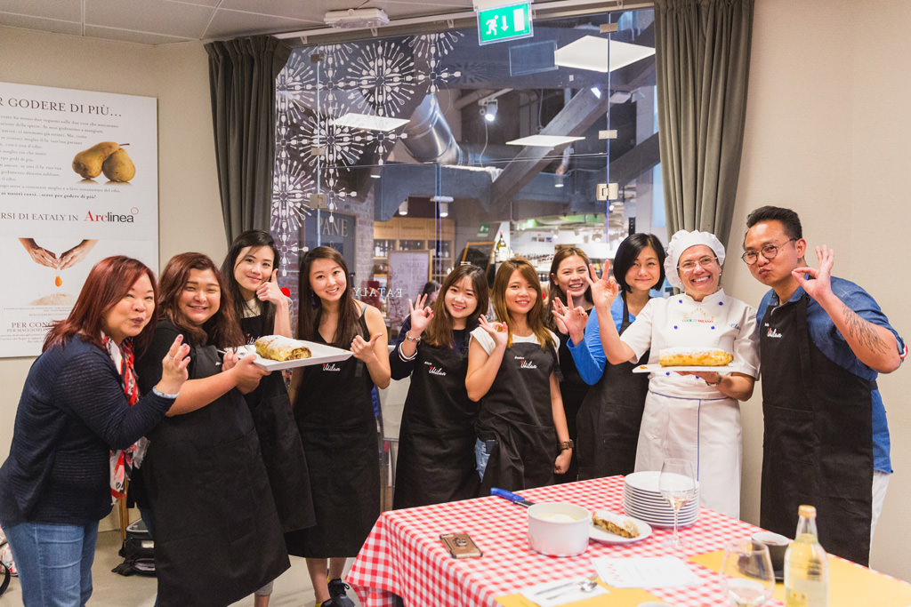 Alessandro Della Savia, fotografo di eventi aziendali, ritrae i componenti dell'azienda Tokio Marine Holdings con la torta di mele pronta da mangiare