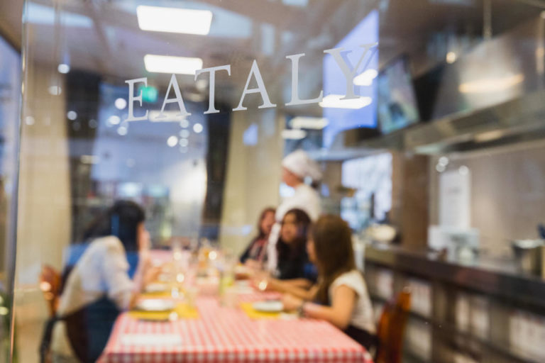 UN particolare della vetrina con la scritta: Eataly