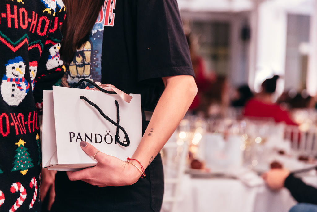 Fotografo Evento Milano Cena Aziendale Filologico Pandora Un dettaglio di un regalo fornito da Pandora per i suoi dipendenti