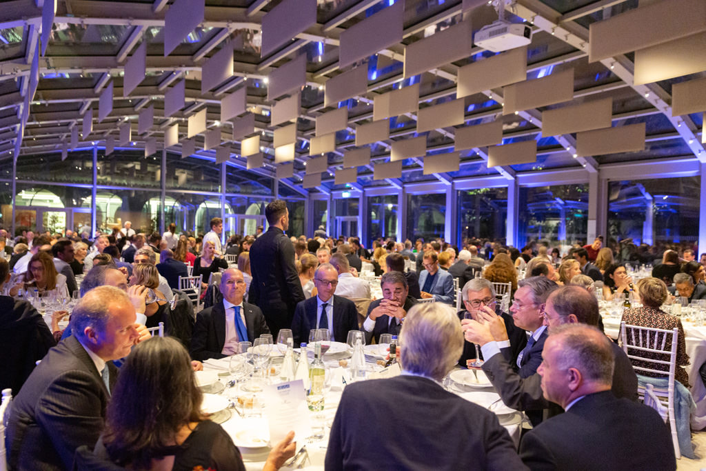 Fotografo Cena Aziendale Milano EUGA Villa Necchi Campiglio Un campo totale della cena di Gala per festeggiare l'undicesimo congresso dell'EUGA