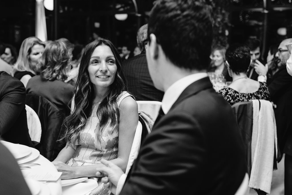 Fotografo Cena di Gala Casa Gobbato Convegno Antitrust Treviso 2 Il fotografo di convention aziendaliAlessandro Della Savia riprende in uno scatto Ottavia Raffaelli mentre conversa con un ospite