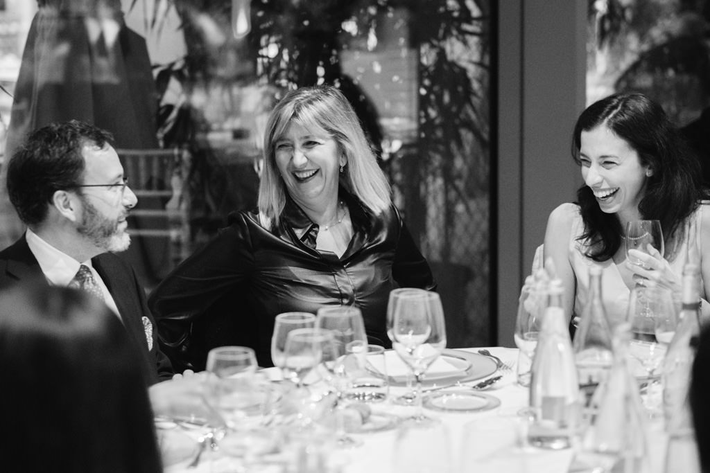 Fotografo Cena Aziendale Milano EUGA Villa Necchi Campiglio Gli invitati si lanciano sguardi di intesa durante la Cena di Gala Dell'EUGA