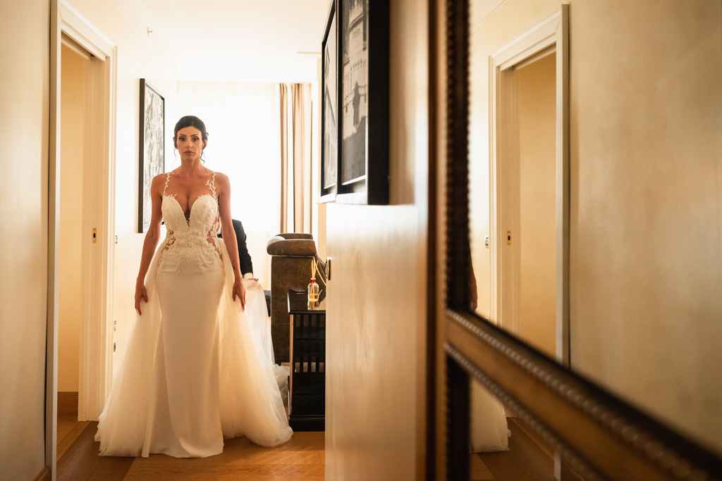 Fotografo Matrimonio Lago di Como Casta Diva Mandarin La sposa esce dalla stanza del Mandarin Oriental Resort