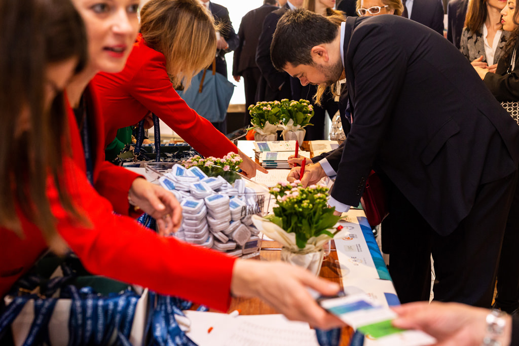 Fotografo Congresso Antitrust Treviso Casa Dei Carraresi Gli invitati firmano documenti per ufficializzare la presenza in Convegno
