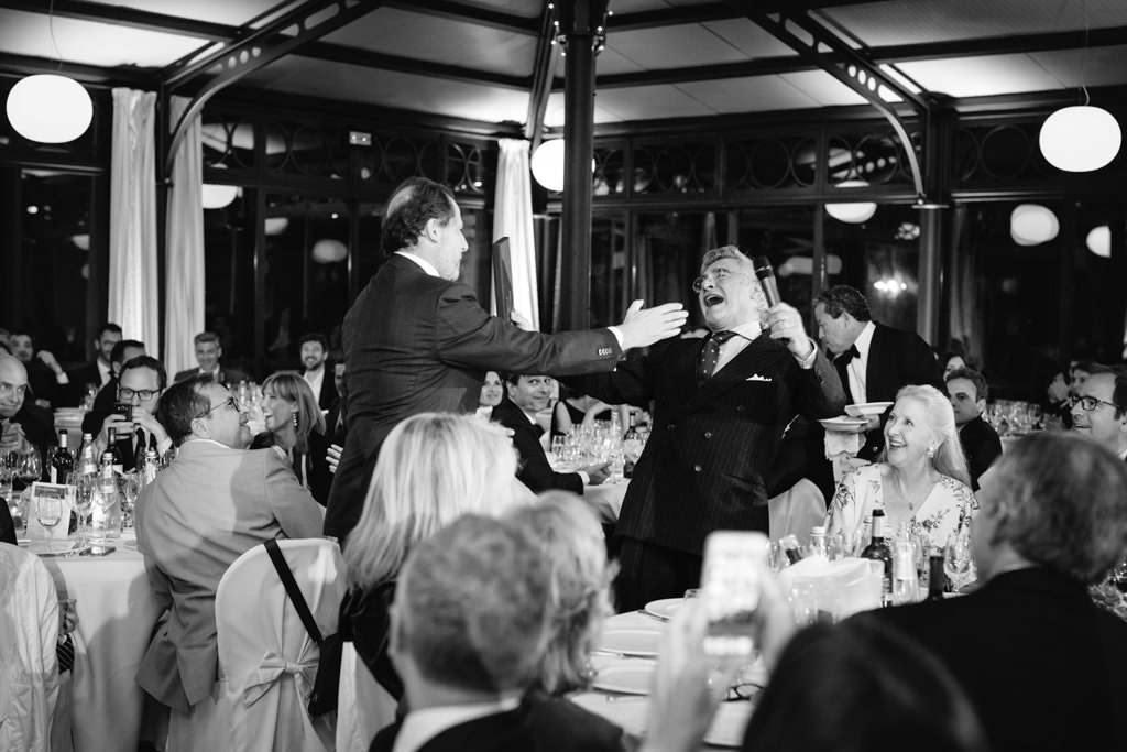 Fotografo Cena di Gala Casa Gobbato Convegno Antitrust Treviso 2 Un ospite abbraccia calorosamente l'avvocato Raffaelli