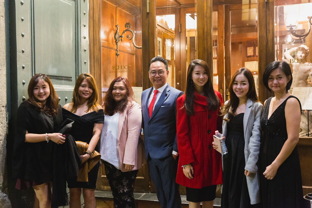 Alessandro Della Savia ritrae i componenti della Tokio Marine Holdings all'uscita del ristorante Boeucc