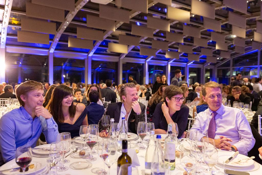 Fotografo Cena Aziendale Milano EUGA Villa Necchi Campiglio Gli invitati s'intrattengono con aneddoti divertenti ripresi dal fotografo di cene aziendali Alessandro Della Savia