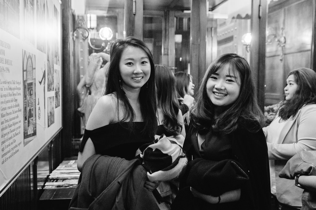 Due dipendenti sorridono davanti all'obiettivo del fotografo