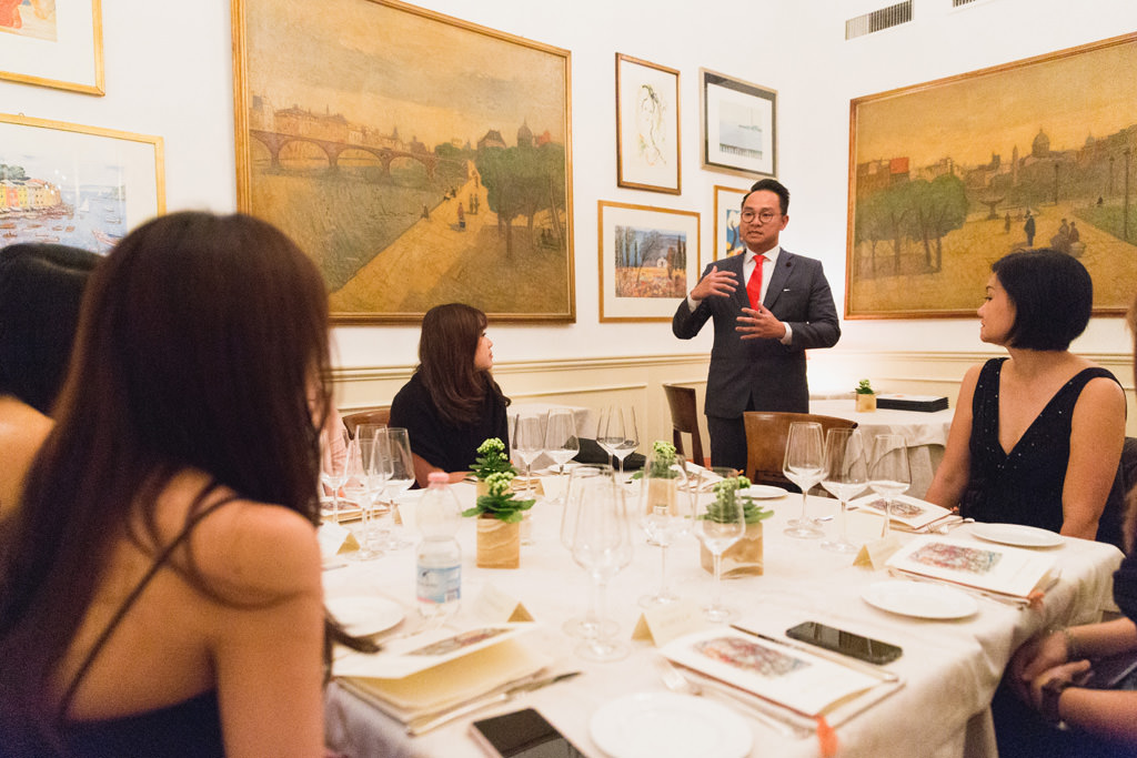 Uno dei componenti dell'azienda espone un discorso prima della cena aziendale documentata dal fotografo Alessandro Della Savia