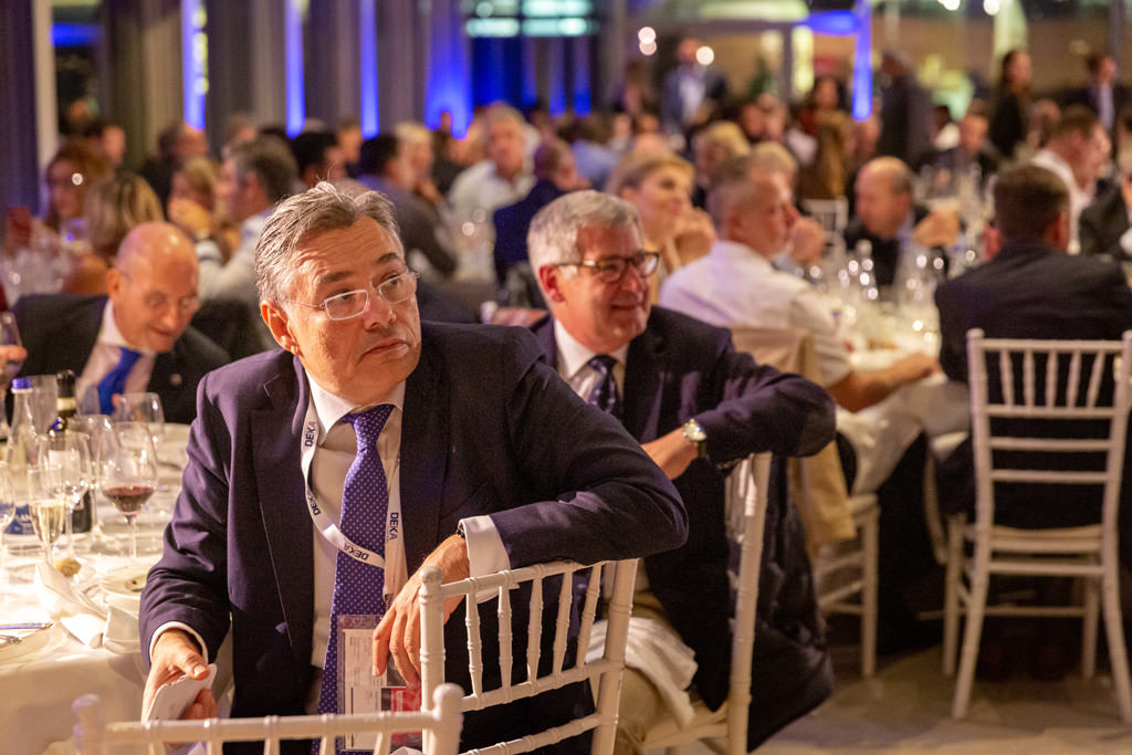Fotografo Cena Aziendale Milano EUGA Villa Necchi Campiglio Gli invitati seguono con attenzione il discorso di chiusura della cena aziendale organizzata dall'EUGA