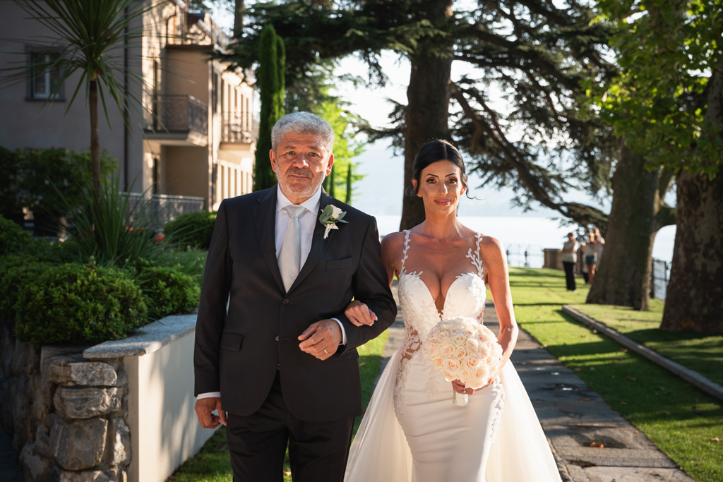 Fotografo Matrimonio Lago di Como Casta Diva Mandarin Il papà accompagna la sposa alla cerimonia