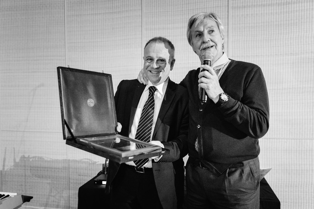 Fotografo Cena Aziendale Milano EUGA Villa Necchi Campiglio Due conferenzieri mostrano