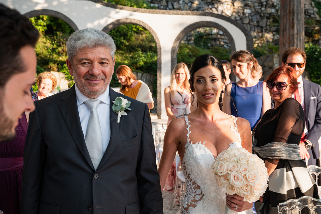 Fotografo Matrimonio Lago di Como Casta Diva Mandarin La sposa raggiunge lo sposo con il padre alla cerimonia