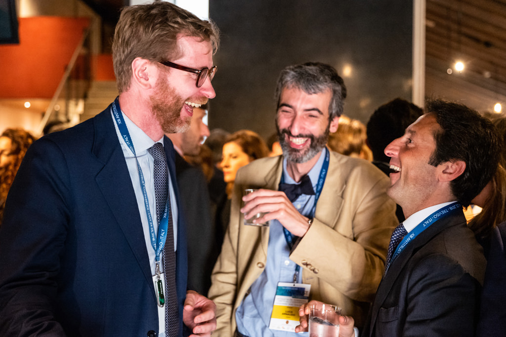 Fotografo Congresso Antitrust Treviso Casa Dei Carraresi Gli invitati scherzano durante il rinfresco presso la Casa dei Carraresi