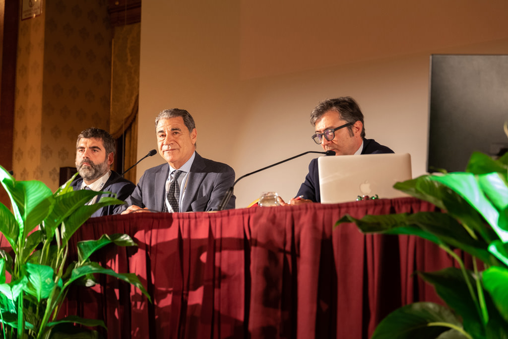 Fotografo Congresso Conferenza Milano EUGA Marriott Hotel Alcuni relatori espongono i loro prodotti innovativi preeo una sala dedicata alle conferenze durante il congresso dell'EUGA