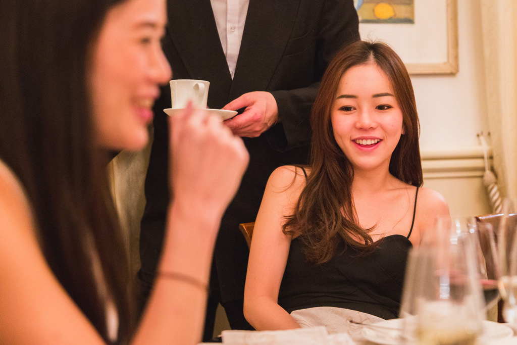 Le invitate sorridono gioiosamente durante la cena aziendale