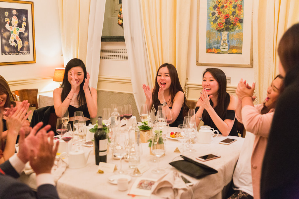 Le invitate applaudono gioiosamente la conclusione di una splendida giornata passata insieme ai colleghi
