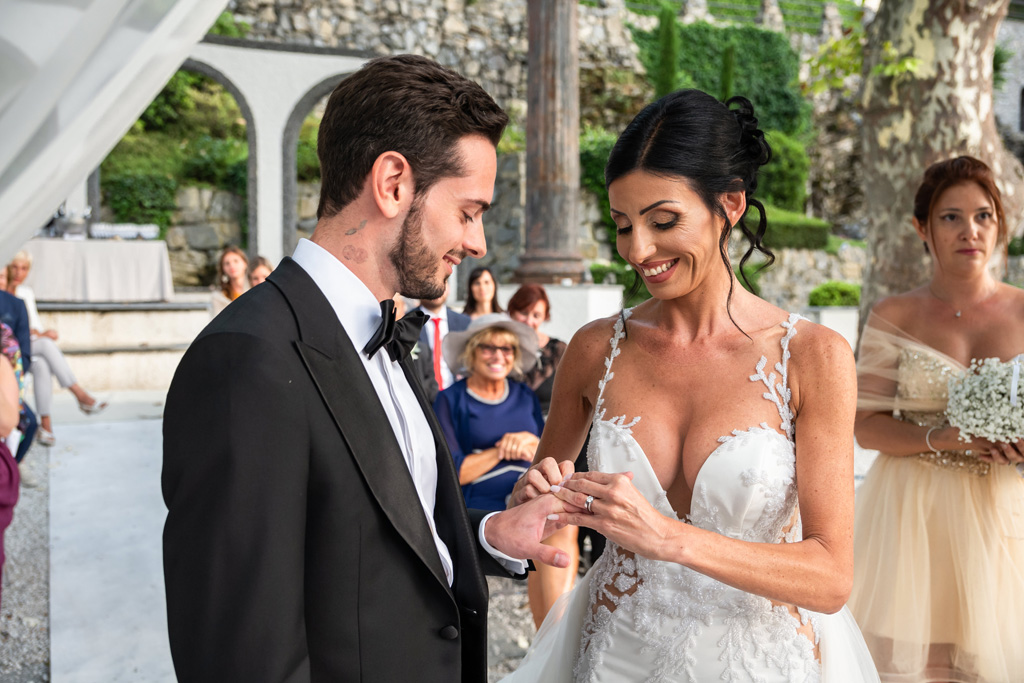Fotografo Matrimonio Lago di Como Casta Diva Mandarin Lo scambio delle fedi al matrimonio di Alex e Nicoletta