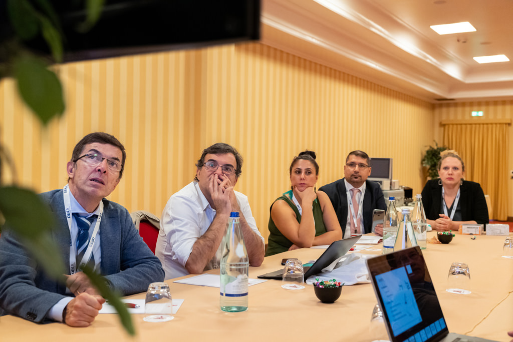 Fotografo Congresso Conferenza Milano EUGA Marriott Hotel Alcuni protagonisti discutono durante una riunione