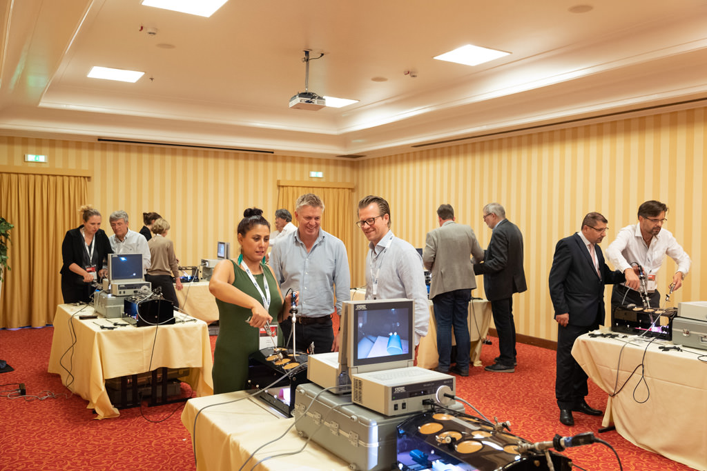 Fotografo Congresso Conferenza Milano EUGA Marriott Hotel Gli invitati testano alcuni macchinari sofisticati
