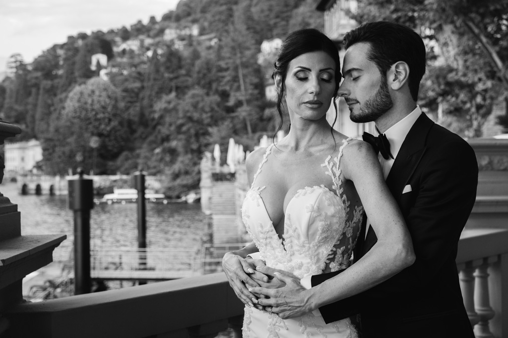 Fotografo Matrimonio Lago di Como Casta Diva Mandarin Foto di coppia sulla terrazza del Mandarin Oriental sul Lago di Como