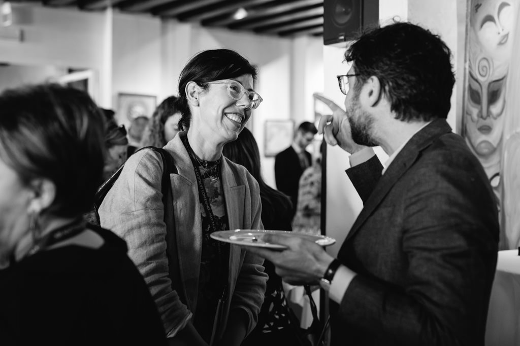 Fotografo Congresso Antitrust Treviso Casa Dei Carraresi Due ospiti s'intrattengono in chiacchiere dopo la conferenza