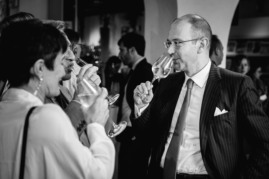 Fotografo Congresso Antitrust Treviso Casa Dei Carraresi Due invitati brindano alla conclusione positiva del convegno