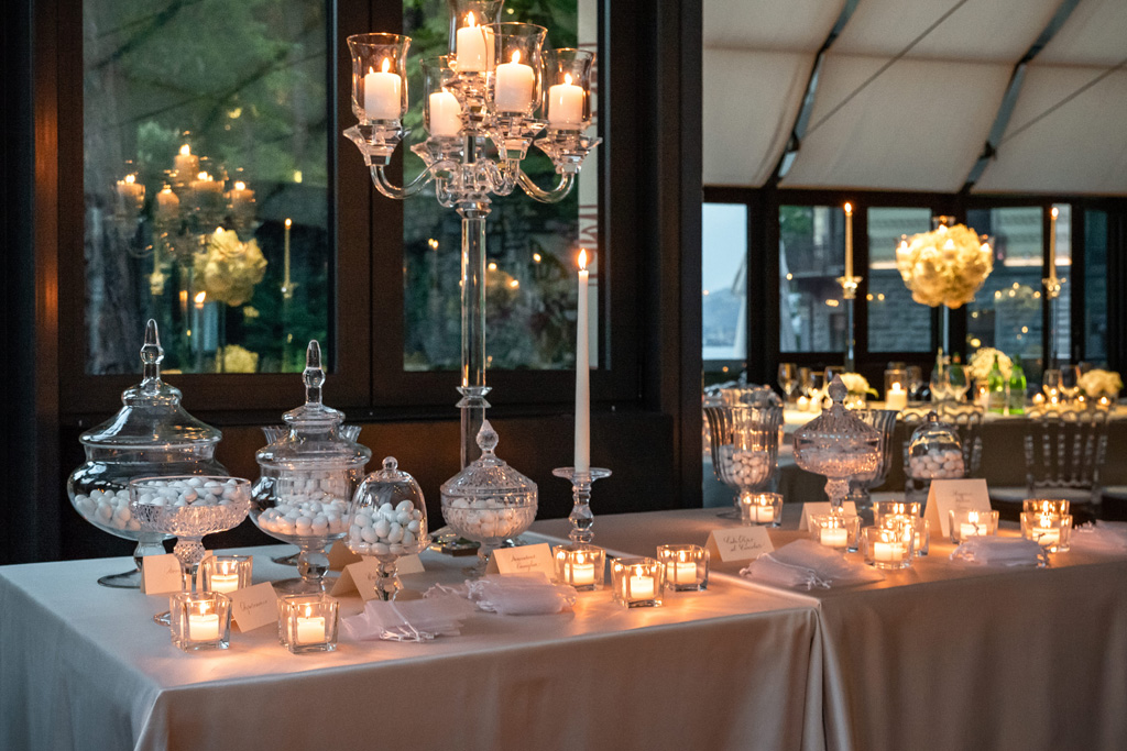 Fotografo Matrimonio Lago di Como Casta Diva Mandarin Allestimento del tavolo dei confetti al Mandarin Oriental di Blevio