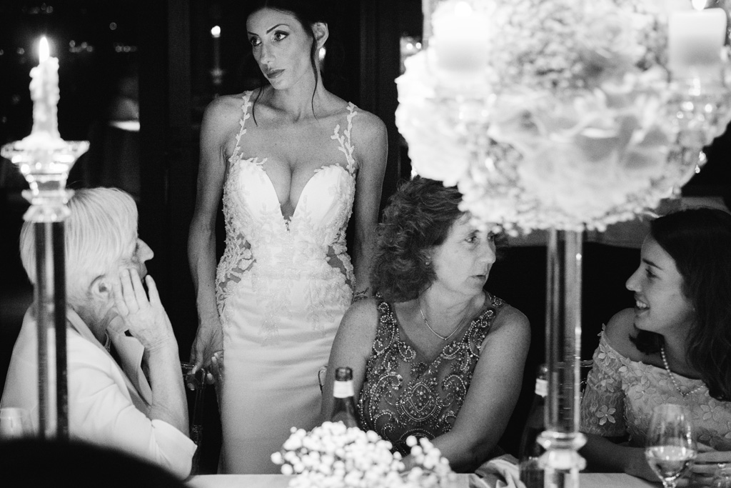 Fotografo Matrimonio Lago di Como Casta Diva Mandarin La sposa parla con gli invitati