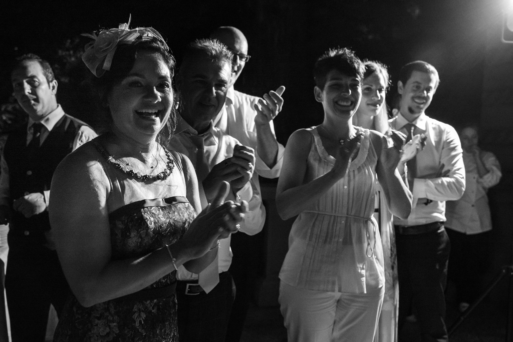 Fotografo Matrimonio Lago di Como Casta Diva Mandarin Gli invitati applaudono al taglio della torta