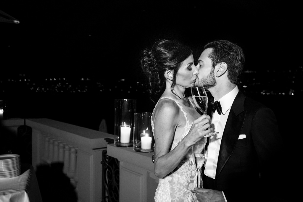 Fotografo Matrimonio Lago di Como Casta Diva Mandarin Bacio tra Alex e Nicoletta sulla terrazza del Mandarin Oriental sul Lago di Como