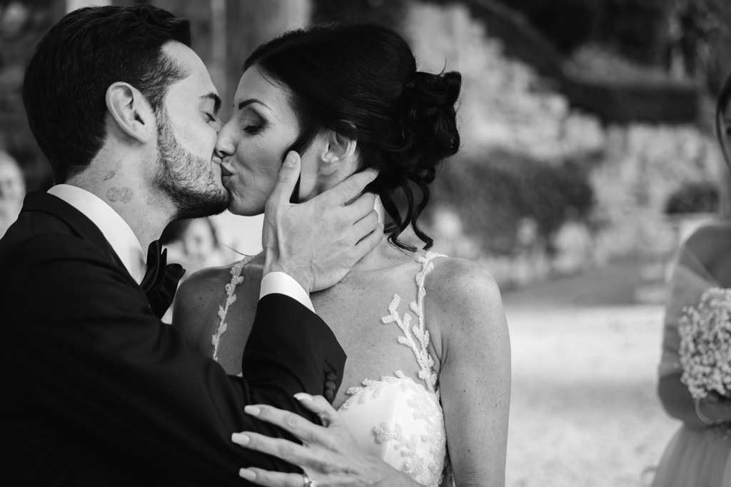 Best Destination Wedding Photographer Emotions Bacio Sposi Foto di Reportage