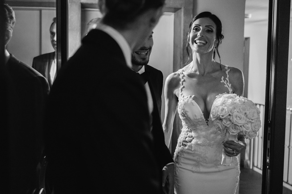 Best Destination Wedding Photographer Emotions Sposa che Sorride Foto di Reportage Nozze Milano