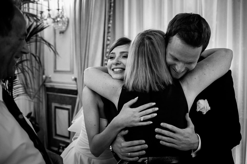 Best Destination Wedding Photographer Emotions Abbraccio Sposi e Testimone Reprotage