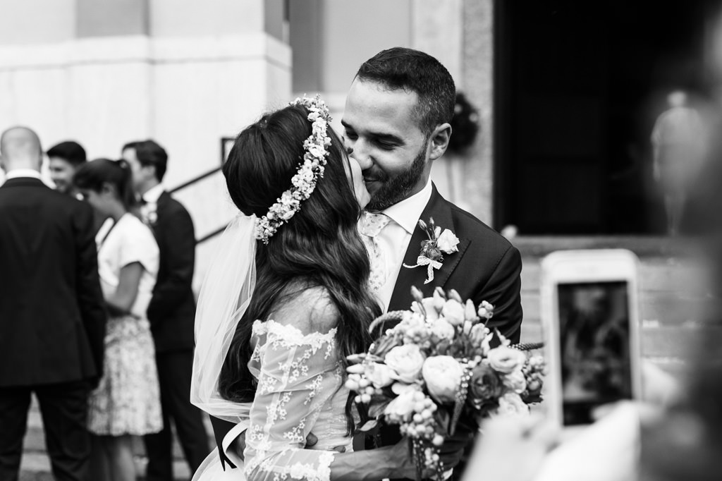 Best Destination Wedding Photographer Emotions Bacio degli Sposi Fuori dalla Chiesa Foto di Reportage