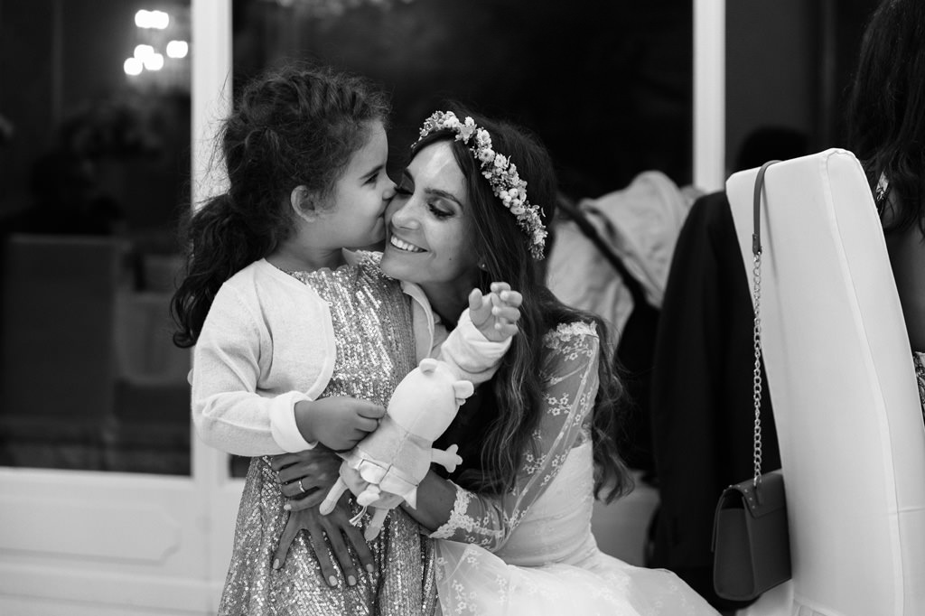Best Destination Wedding Photographer Emotions Sposa Abbraccia Damigella Reportage